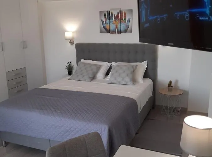 Petra And Pensiune 4*